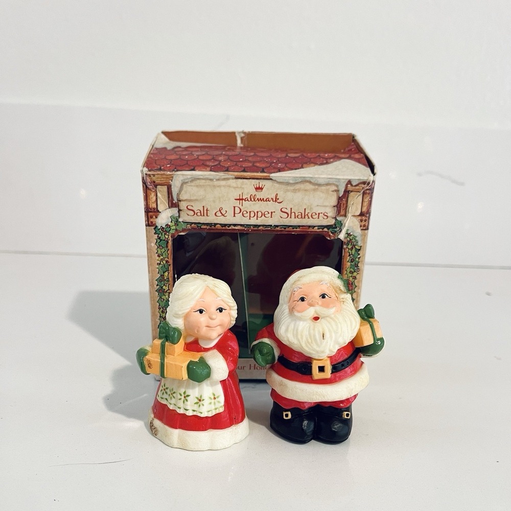 Vintage Hallmark Mr & Mrs Claus Salt & Pepper Shakers 3.25"‎ With Box